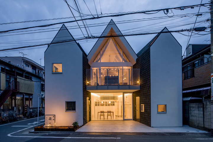 這三棟尖頭三角型屋子，最左邊靠近馬路的兩棟建物，是位於可能會被徵收的土地上。圖／Satoshi Asakawa architects