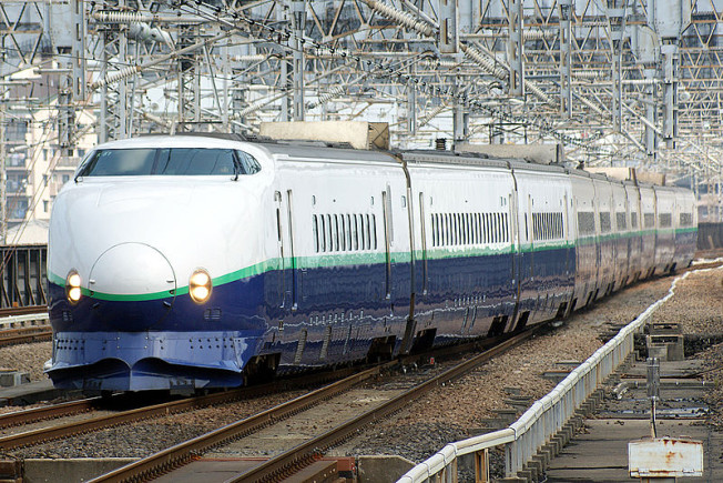 800px-JR_East_Shinkansen_200(renewal)