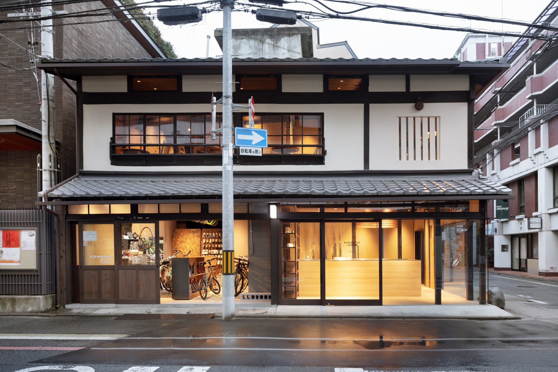 https://www.spoon-tamago.com/wp-content/uploads/2020/10/Blue-Bottle-Coffee-Kyoto-Rokkaku-Cafe-1-2.jpg