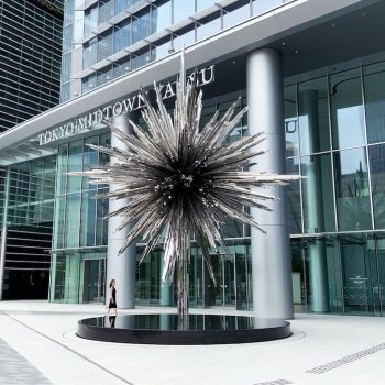 Tokujin Yoshika’s New Public Sculpture Glistens Outside Tokyo Station